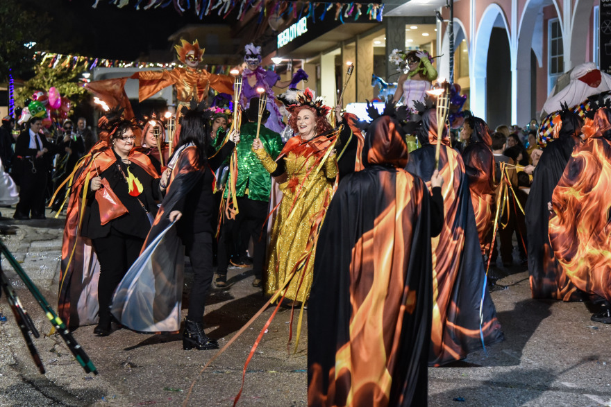 Το γυναικείο καρναβάλι στην Πρέβεζα ξεσήκωσε τον κόσμο στο κέντρο της πόλης, δείτε φωτογραφίες και βίντεο