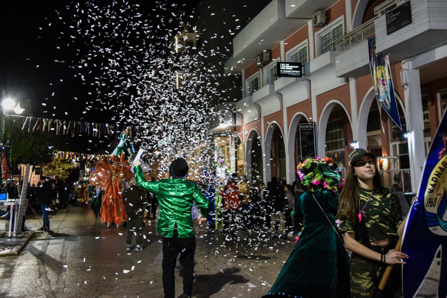 Το γυναικείο καρναβάλι στην Πρέβεζα ξεσήκωσε τον κόσμο στο κέντρο της πόλης, δείτε φωτογραφίες και βίντεο