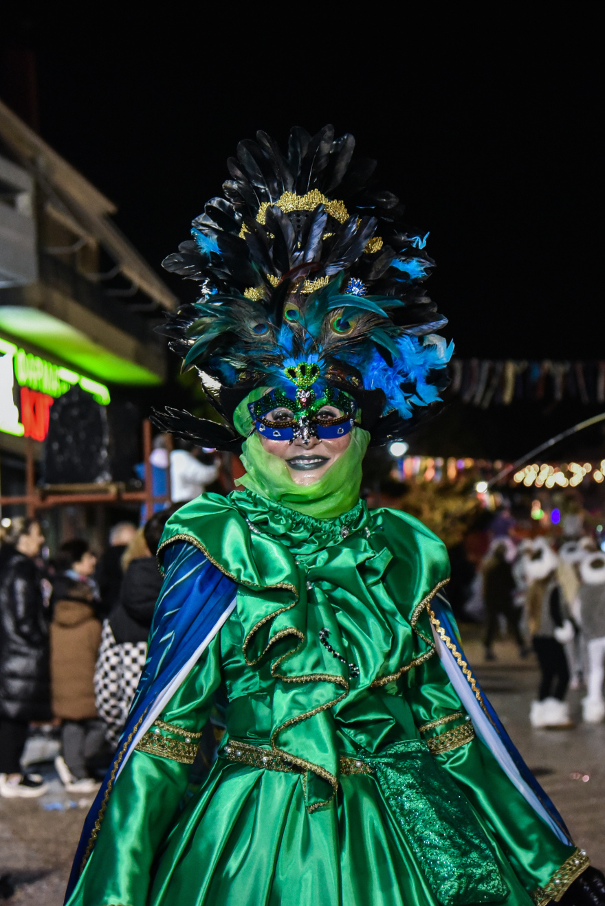 Το γυναικείο καρναβάλι στην Πρέβεζα ξεσήκωσε τον κόσμο στο κέντρο της πόλης, δείτε φωτογραφίες και βίντεο