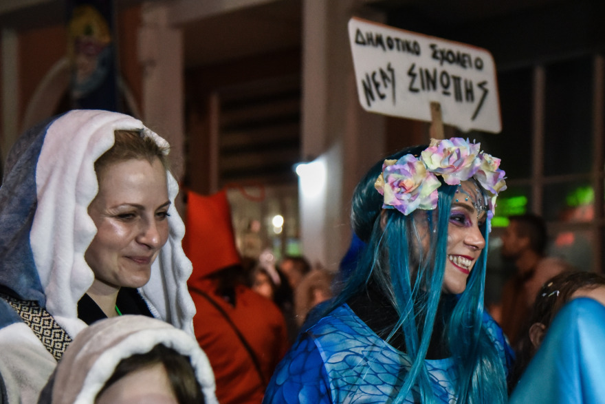 Το γυναικείο καρναβάλι στην Πρέβεζα ξεσήκωσε τον κόσμο στο κέντρο της πόλης, δείτε φωτογραφίες και βίντεο