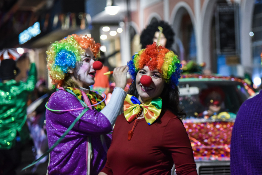 Το γυναικείο καρναβάλι στην Πρέβεζα ξεσήκωσε τον κόσμο στο κέντρο της πόλης, δείτε φωτογραφίες και βίντεο