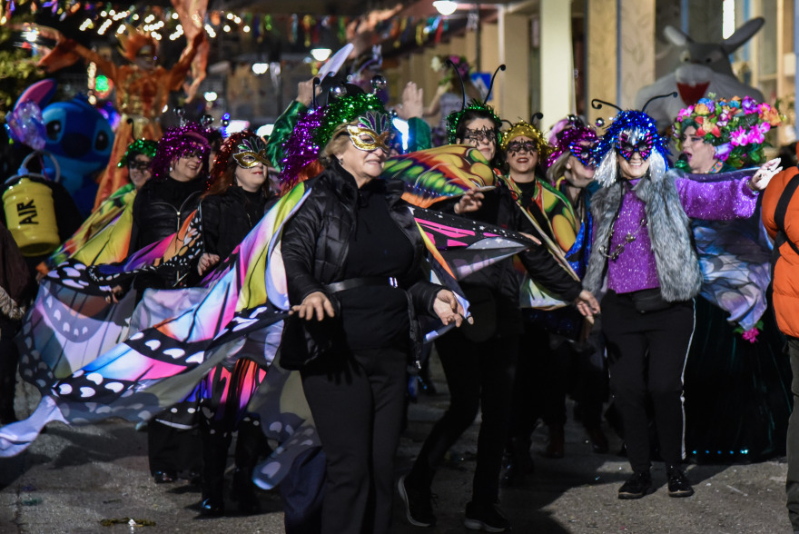 Το γυναικείο καρναβάλι στην Πρέβεζα ξεσήκωσε τον κόσμο στο κέντρο της πόλης, δείτε φωτογραφίες και βίντεο
