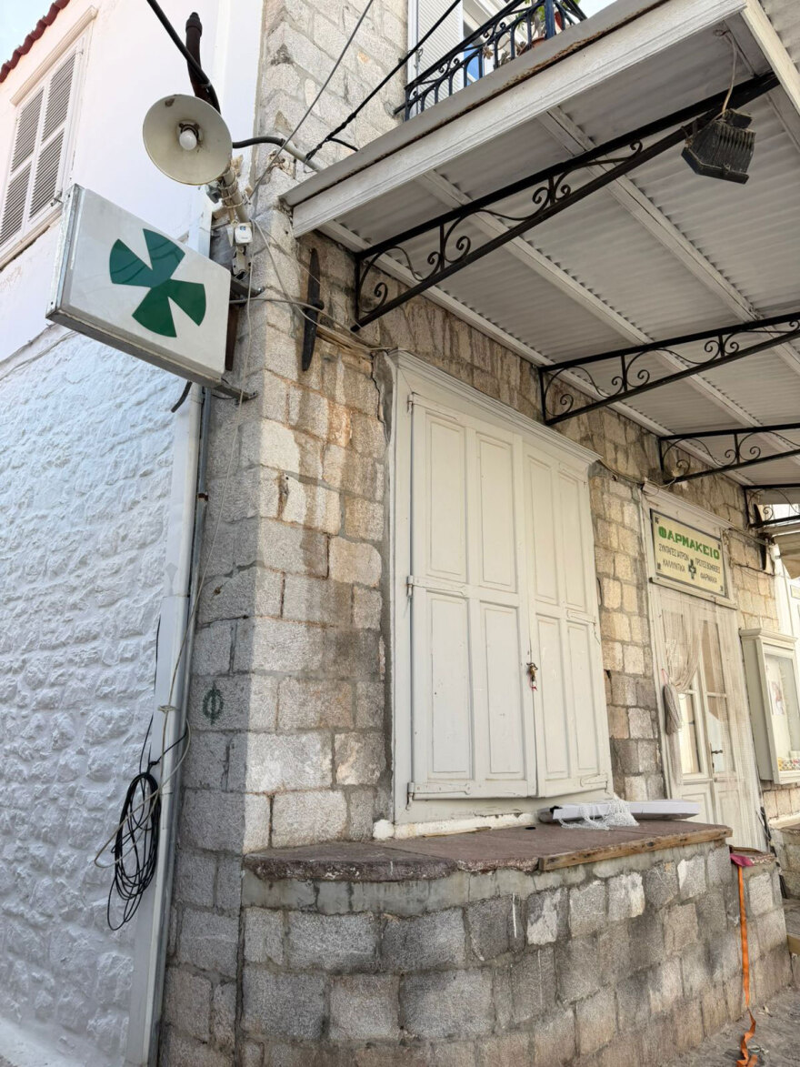 Το παλιό Ultrex και η Ύδρα του 1970: Μέσα στο σκηνικό φαρμακείου όπου θα γυριστεί μία σκηνή της ταινίας του Μπραντ Πιτ