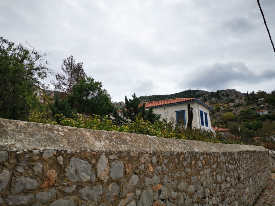 Η βίλα που μένει ο Μπραντ Πιτ στην Ύδρα: Ήταν του Κώστα Μπουτάρη, βγήκε σε πλειστηριασμό, ανήκει στον διάσημο παρουσιαστή Στίβεν Κόλμπερτ