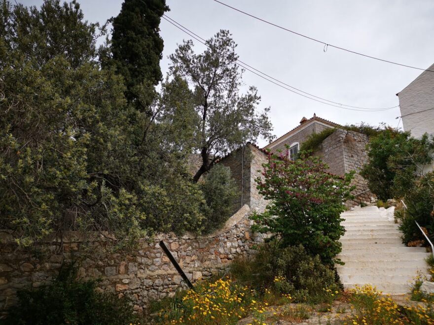 Η βίλα που μένει ο Μπραντ Πιτ στην Ύδρα: Ήταν του Κώστα Μπουτάρη, βγήκε σε πλειστηριασμό, ανήκει στον διάσημο παρουσιαστή Στίβεν Κόλμπερτ
