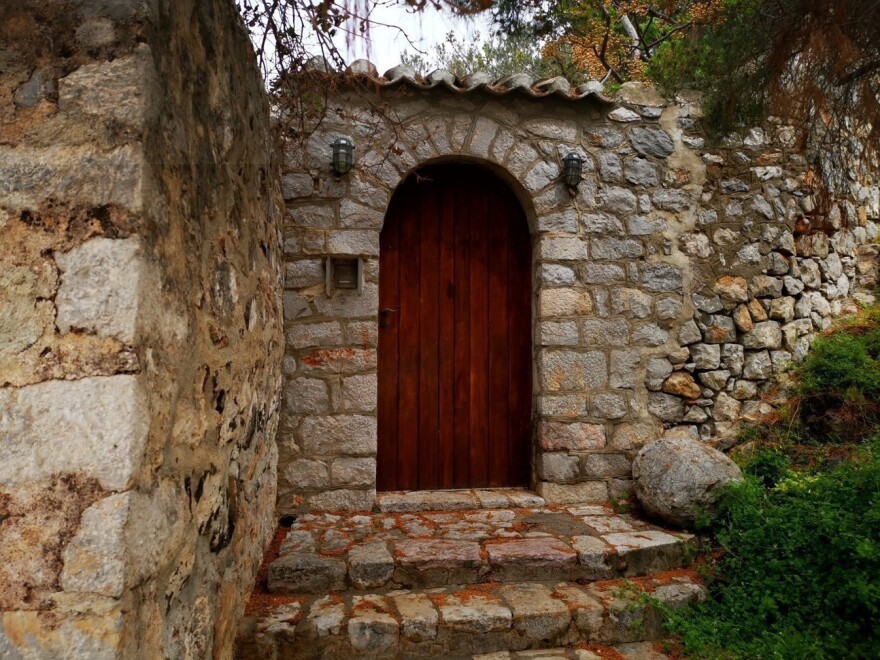 Η βίλα που μένει ο Μπραντ Πιτ στην Ύδρα: Ήταν του Κώστα Μπουτάρη, βγήκε σε πλειστηριασμό, ανήκει στον διάσημο παρουσιαστή Στίβεν Κόλμπερτ