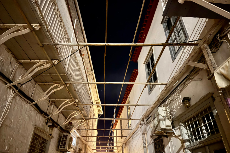 &Chi;&alpha;&lambda;&alpha;&rho;ό&sigmaf; &kappa;&alpha;&iota; &chi;&alpha;&mu;&omicron;&gamma;&epsilon;&lambda;&alpha;&sigma;&tau;ό&sigmaf; &omicron; &Mu;&pi;&rho;ά&nu;&tau; &Pi;&iota;&tau; &sigma;&tau;&eta;&nu; Ύ&delta;&rho;&alpha; &gamma;&iota;&alpha; &tau;&eta; &nu;έ&alpha; &tau;&omicron;&upsilon; &tau;&alpha;&iota;&nu;ί&alpha;, &delta;&epsilon;ί&tau;&epsilon; &beta;ί&nu;&tau;&epsilon;&omicron; &kappa;&alpha;&iota; &phi;&omega;&tau;&omicron;&gamma;&rho;&alpha;&phi;ί&epsilon;&sigmaf;