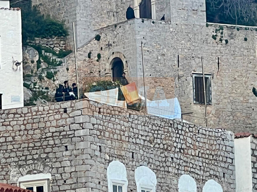 Χαλαρός και χαμογελαστός ο Μπράντ Πιτ στην Ύδρα για τη νέα του ταινία, δείτε βίντεο και φωτογραφίες