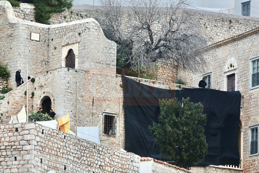 Χαλαρός και χαμογελαστός ο Μπράντ Πιτ στην Ύδρα για τη νέα του ταινία, δείτε βίντεο και φωτογραφίες