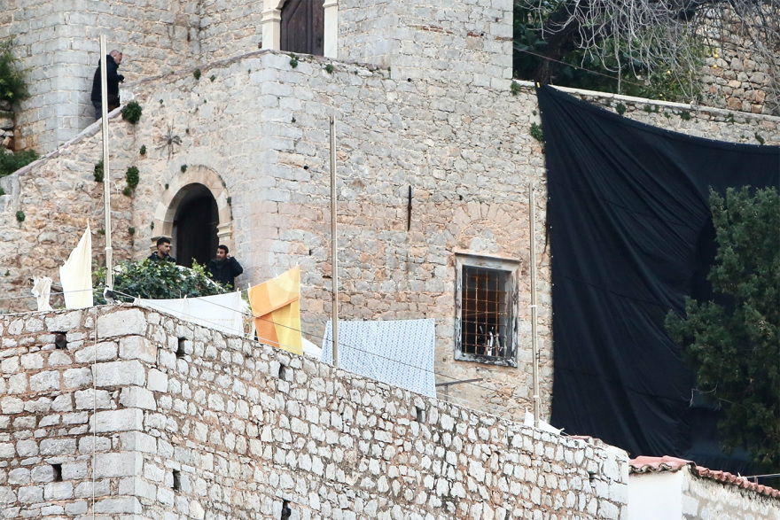 Χαλαρός και χαμογελαστός ο Μπράντ Πιτ στην Ύδρα για τη νέα του ταινία, δείτε βίντεο και φωτογραφίες