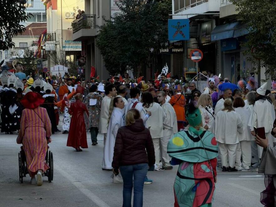 Καρναβάλι Πάτρας 2026: Ξεκίνησε η νυχτερινή ποδαράτη, στους δρόμους 50.000 καρναβαλιστές