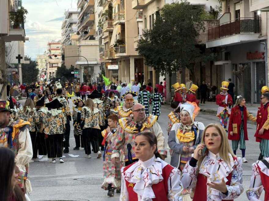 Καρναβάλι Πάτρας 2026: Ξεκίνησε η νυχτερινή ποδαράτη, στους δρόμους 50.000 καρναβαλιστές
