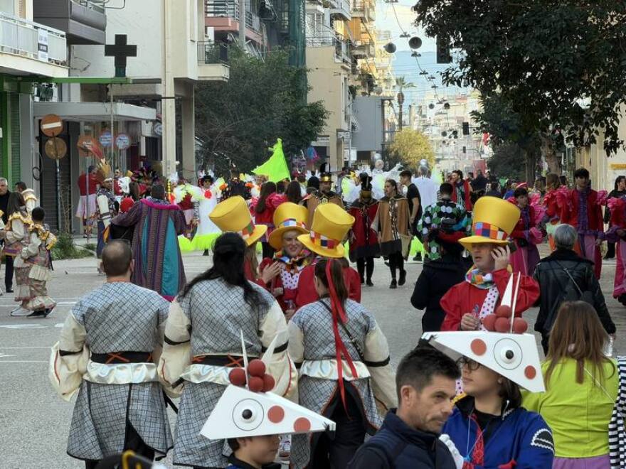 Καρναβάλι Πάτρας 2026: Ξεκίνησε η νυχτερινή ποδαράτη, στους δρόμους 50.000 καρναβαλιστές