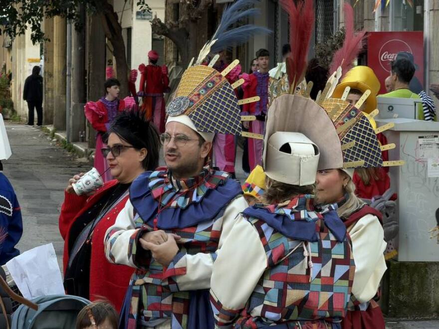 Καρναβάλι Πάτρας 2026: Ξεκίνησε η νυχτερινή ποδαράτη, στους δρόμους 50.000 καρναβαλιστές