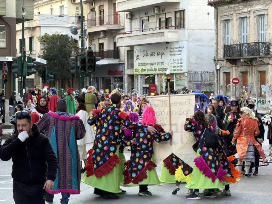 Καρναβάλι Πάτρας 2026: Ξεκίνησε η νυχτερινή ποδαράτη, στους δρόμους 50.000 καρναβαλιστές