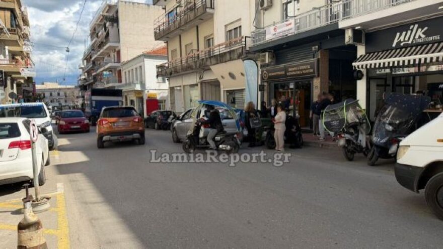 Αυτοκίνητο παρέσυρε δύο νεαρούς στη Λαμία, ένας σοβαρά τραυματίας