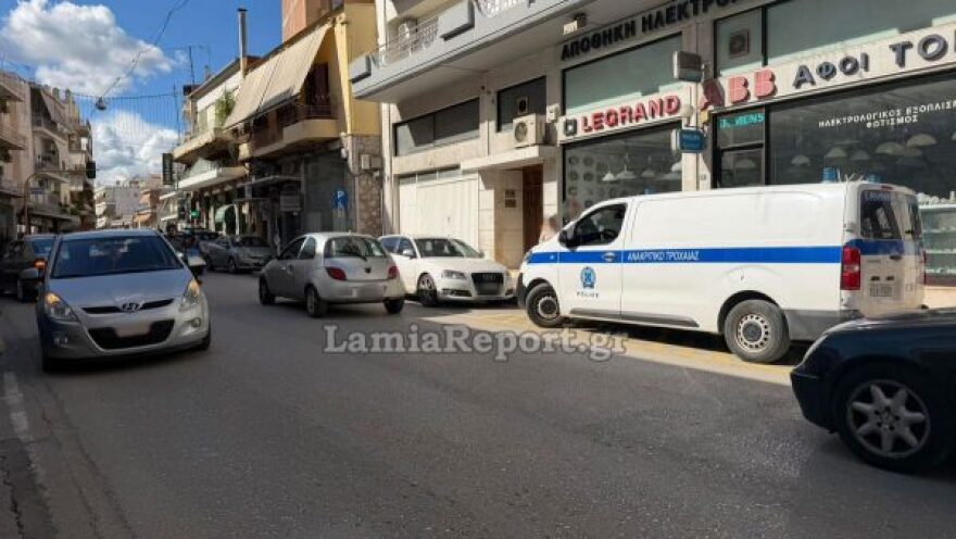 Αυτοκίνητο παρέσυρε δύο νεαρούς στη Λαμία, ένας σοβαρά τραυματίας