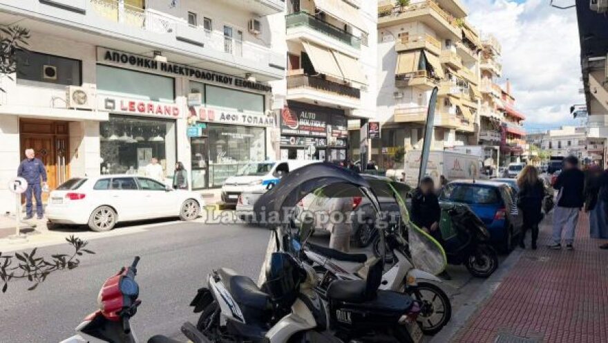 Αυτοκίνητο παρέσυρε δύο νεαρούς στη Λαμία, ένας σοβαρά τραυματίας