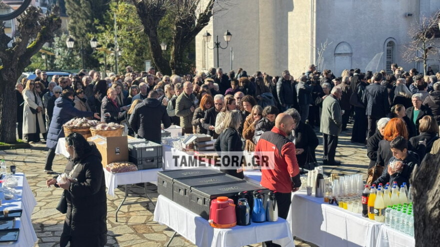 Πλήθος κόσμου στο μνημόσυνο για τα τρία χρόνια από τον θάνατο της Χρύσας, της Αναστασίας και της Θώμης Πλακιά στα Τέμπη