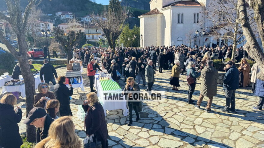 Πλήθος κόσμου στο μνημόσυνο για τα τρία χρόνια από τον θάνατο της Χρύσας, της Αναστασίας και της Θώμης Πλακιά στα Τέμπη