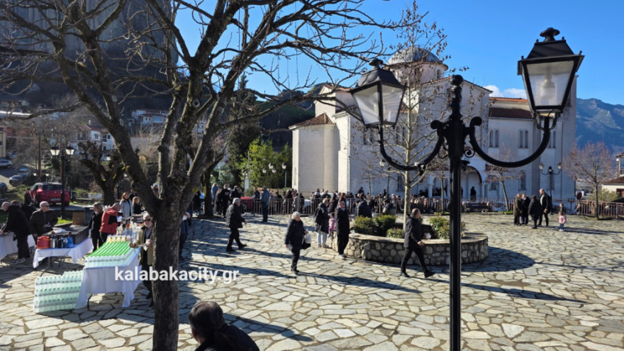 Πλήθος κόσμου στο μνημόσυνο για τα τρία χρόνια από τον θάνατο της Χρύσας, της Αναστασίας και της Θώμης Πλακιά στα Τέμπη