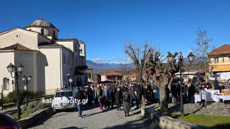 Πλήθος κόσμου στο μνημόσυνο για τα τρία χρόνια από τον θάνατο της Χρύσας, της Αναστασίας και της Θώμης Πλακιά στα Τέμπη