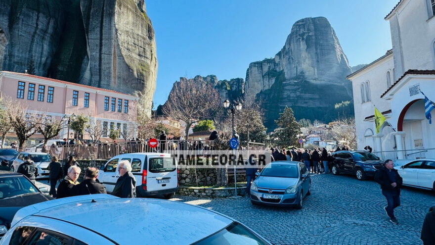 Πλήθος κόσμου στο μνημόσυνο για τα τρία χρόνια από τον θάνατο της Χρύσας, της Αναστασίας και της Θώμης Πλακιά στα Τέμπη