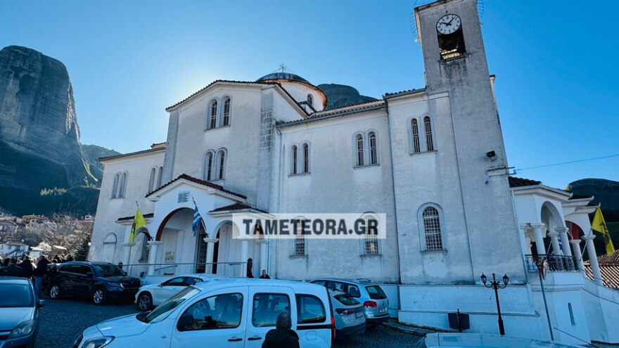 Πλήθος κόσμου στο μνημόσυνο για τα τρία χρόνια από τον θάνατο της Χρύσας, της Αναστασίας και της Θώμης Πλακιά στα Τέμπη
