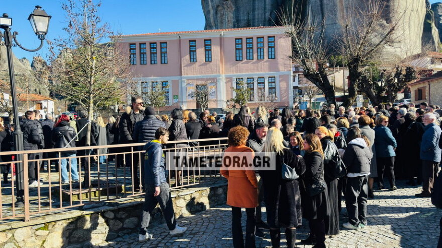 Πλήθος κόσμου στο μνημόσυνο για τα τρία χρόνια από τον θάνατο της Χρύσας, της Αναστασίας και της Θώμης Πλακιά στα Τέμπη