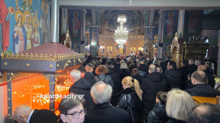 Πλήθος κόσμου στο μνημόσυνο για τα τρία χρόνια από τον θάνατο της Χρύσας, της Αναστασίας και της Θώμης Πλακιά στα Τέμπη