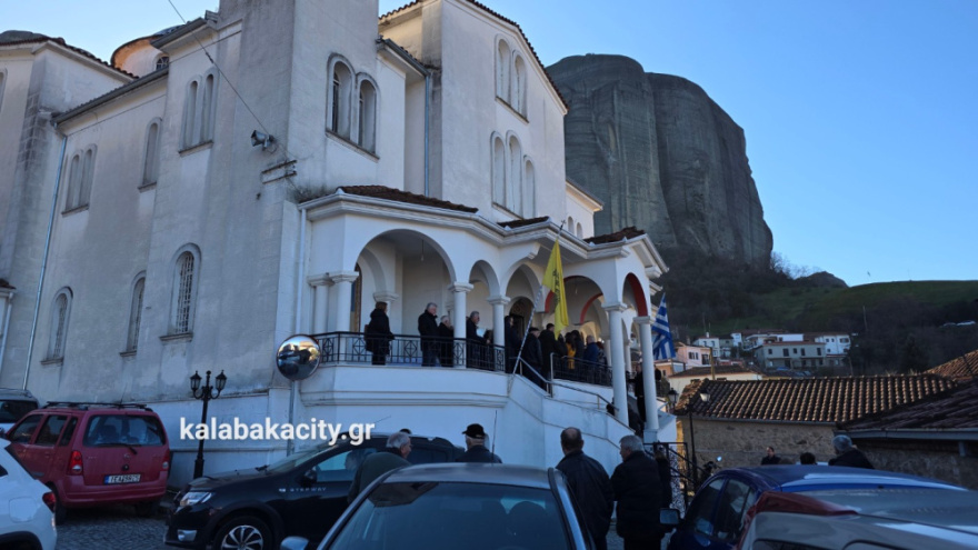 Πλήθος κόσμου στο μνημόσυνο για τα τρία χρόνια από τον θάνατο της Χρύσας, της Αναστασίας και της Θώμης Πλακιά στα Τέμπη