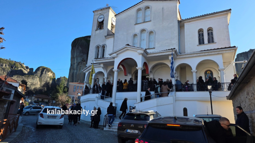 Πλήθος κόσμου στο μνημόσυνο για τα τρία χρόνια από τον θάνατο της Χρύσας, της Αναστασίας και της Θώμης Πλακιά στα Τέμπη