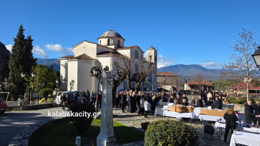 Πλήθος κόσμου στο μνημόσυνο για τα τρία χρόνια από τον θάνατο της Χρύσας, της Αναστασίας και της Θώμης Πλακιά στα Τέμπη
