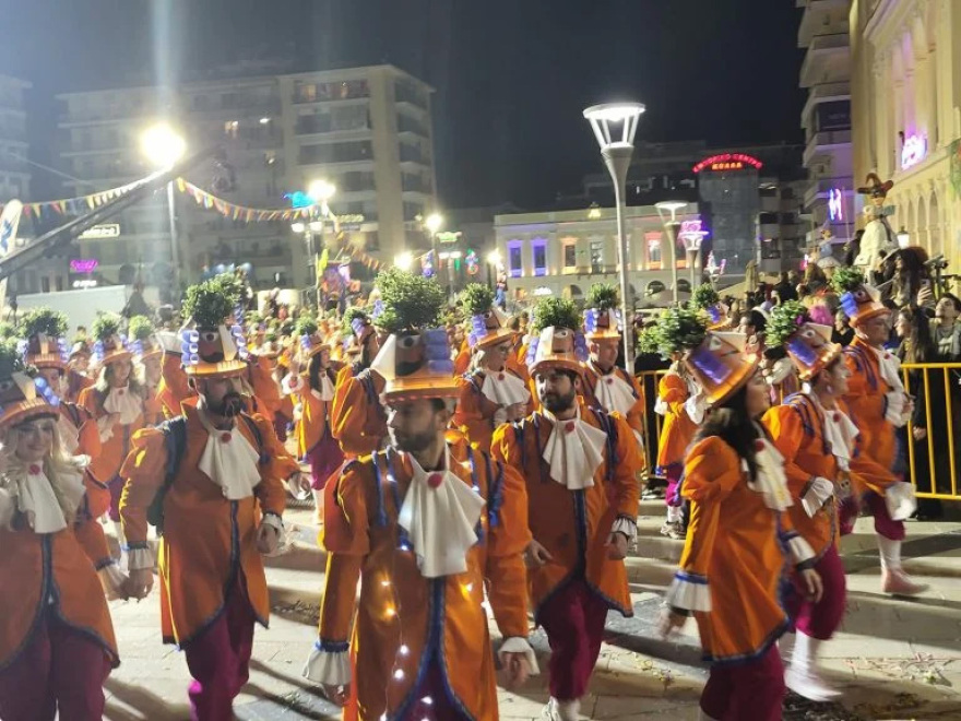 Στους δρόμους της Πάτρας 50.000 καρναβαλιστές για την νυχτερινή ποδαράτη παρέλαση, δείτε βίντεο και φωτογραφίες