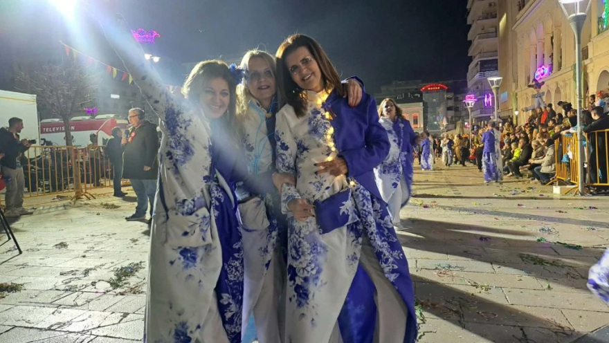 Στους δρόμους της Πάτρας 50.000 καρναβαλιστές για την νυχτερινή ποδαράτη παρέλαση, δείτε βίντεο και φωτογραφίες