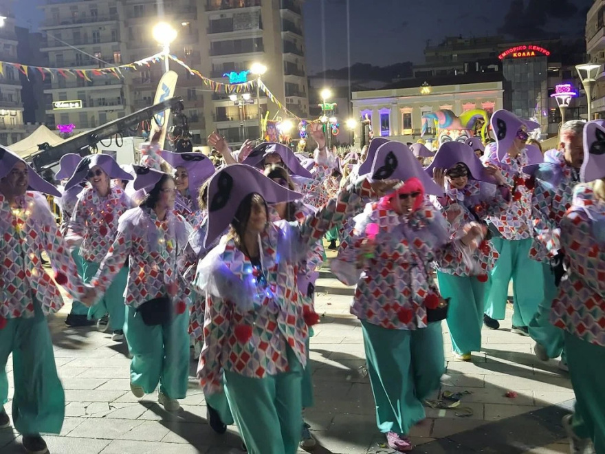 Στους δρόμους της Πάτρας 50.000 καρναβαλιστές για την νυχτερινή ποδαράτη παρέλαση, δείτε βίντεο και φωτογραφίες