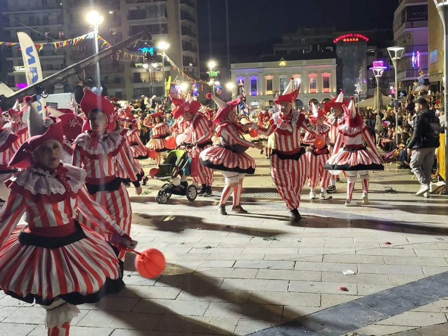 Στους δρόμους της Πάτρας 50.000 καρναβαλιστές για την νυχτερινή ποδαράτη παρέλαση, δείτε βίντεο και φωτογραφίες