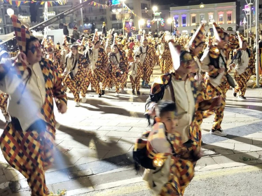 Στους δρόμους της Πάτρας 50.000 καρναβαλιστές για την νυχτερινή ποδαράτη παρέλαση, δείτε βίντεο και φωτογραφίες