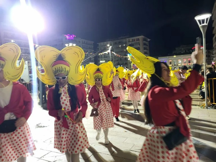Στους δρόμους της Πάτρας 50.000 καρναβαλιστές για την νυχτερινή ποδαράτη παρέλαση, δείτε βίντεο και φωτογραφίες