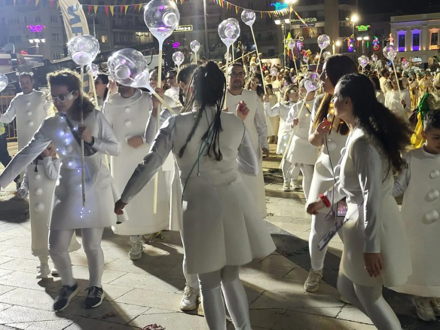 Στους δρόμους της Πάτρας 50.000 καρναβαλιστές για την νυχτερινή ποδαράτη παρέλαση, δείτε βίντεο και φωτογραφίες