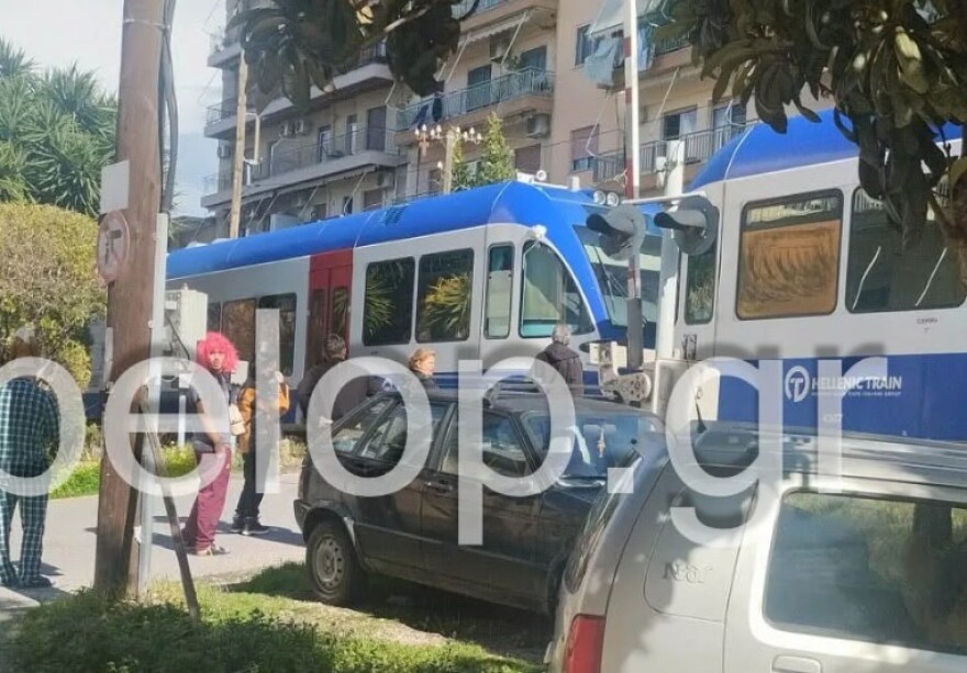 Σύγκρουση προαστιακού με ΙΧ στην Πάτρα