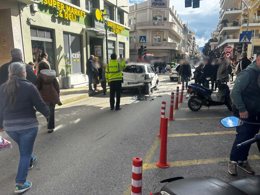 Τροχαίο στο κέντρο του Αγρινίου, αυτοκίνητο προσέκρουσε σε τρία οχήματα και καρφώθηκε σε δέντρο