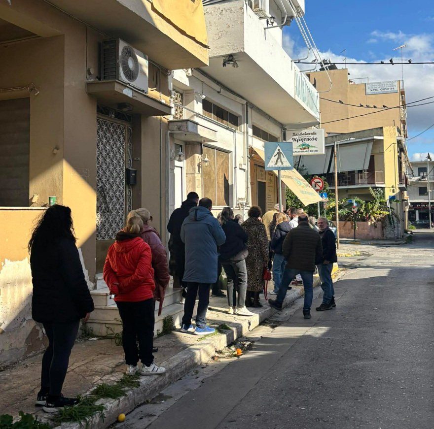 Μεγάλες ουρές για παραδοσιακό χαλβά στη Παλαιά Κοκκινιά, δείτε βίντεο και φωτογραφίες