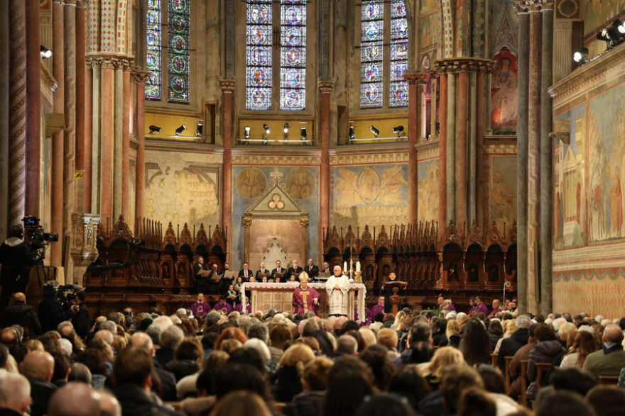 Ιταλία: Σε δημόσιο προσκύνημα τέθηκε για πρώτη φορά το σκήνωμα του Αγίου Φραγκίσκου της Ασίζης, δείτε φωτογραφίες