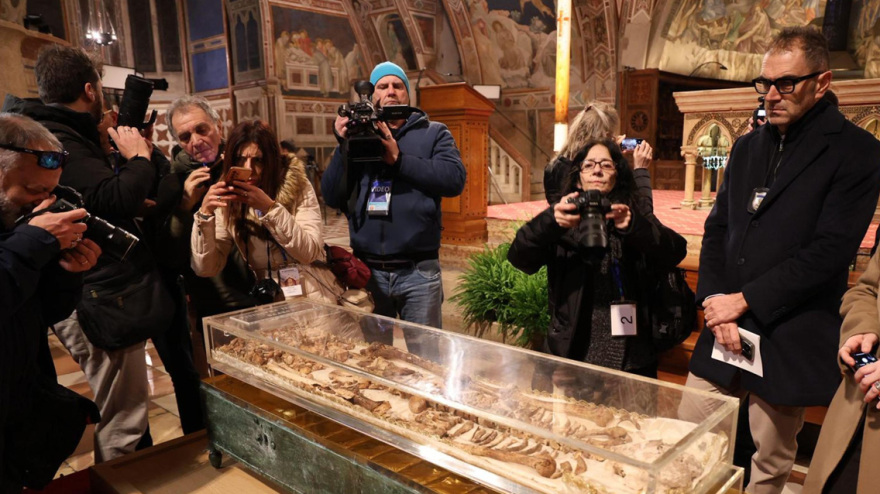 Ιταλία: Σε δημόσιο προσκύνημα τέθηκε για πρώτη φορά το σκήνωμα του Αγίου Φραγκίσκου της Ασίζης, δείτε φωτογραφίες