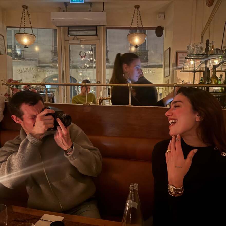 Οι τρυφερές φωτογραφίες της Ντούα Λίπα με τα φιλιά και τις αγκαλιές με τον Κάλουμ Τέρνερ