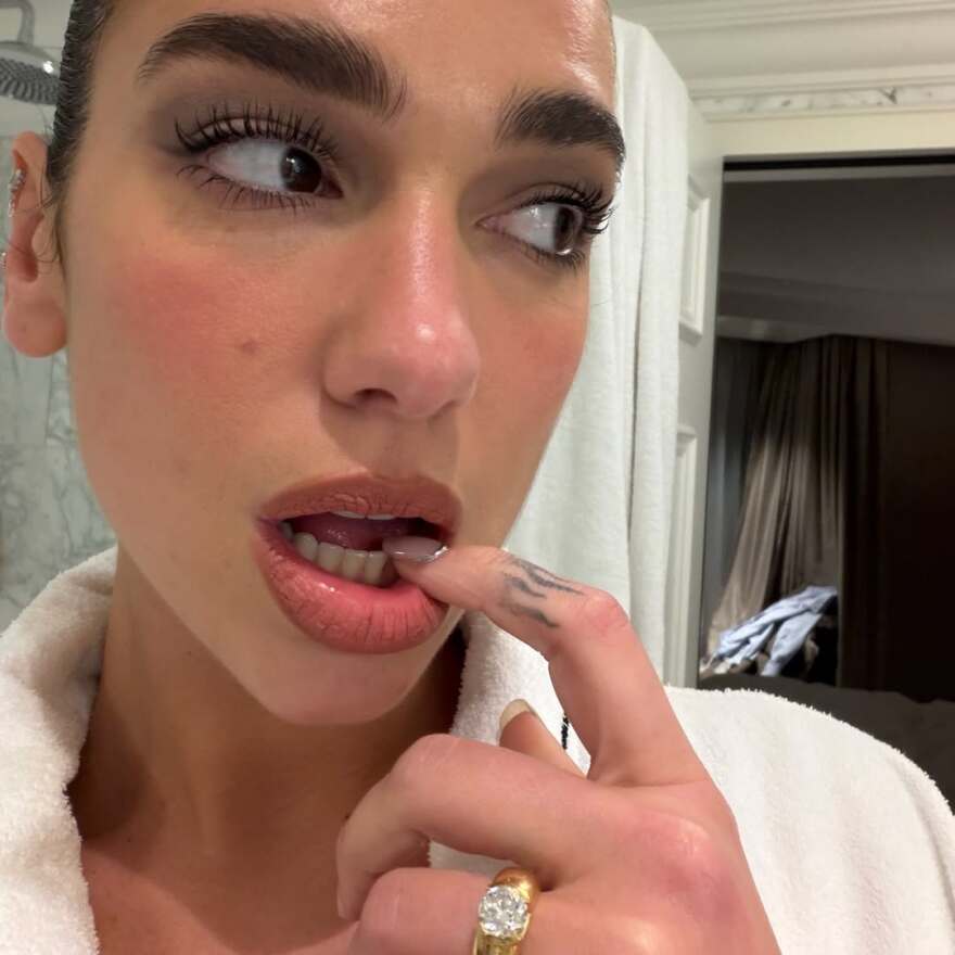 Οι τρυφερές φωτογραφίες της Ντούα Λίπα με τα φιλιά και τις αγκαλιές με τον Κάλουμ Τέρνερ