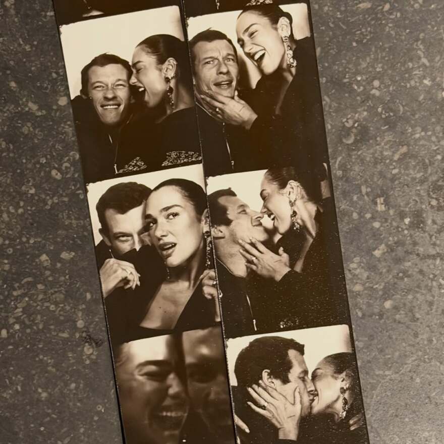 Οι τρυφερές φωτογραφίες της Ντούα Λίπα με τα φιλιά και τις αγκαλιές με τον Κάλουμ Τέρνερ