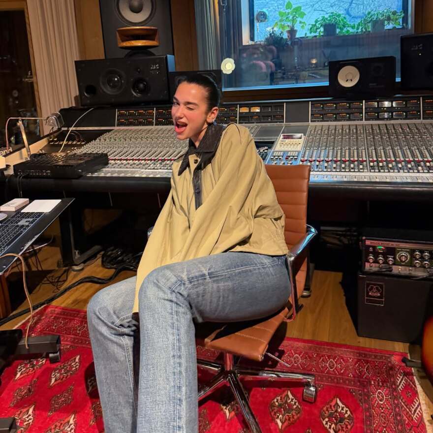 Οι τρυφερές φωτογραφίες της Ντούα Λίπα με τα φιλιά και τις αγκαλιές με τον Κάλουμ Τέρνερ