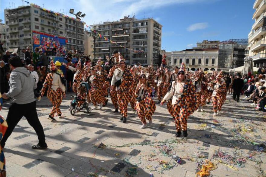 Έπεσε η αυλαία του πατρινού καρναβαλιού, έκαψαν τον βασιλιά καρνάβαλο, δείτε βίντεο και φωτογραφίες